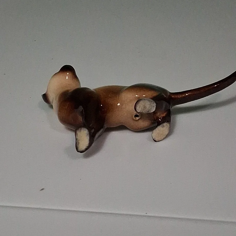 HAGEN RENAKER-Siamese Cat Standing With Tail Out Ceramic Mini Figurine.